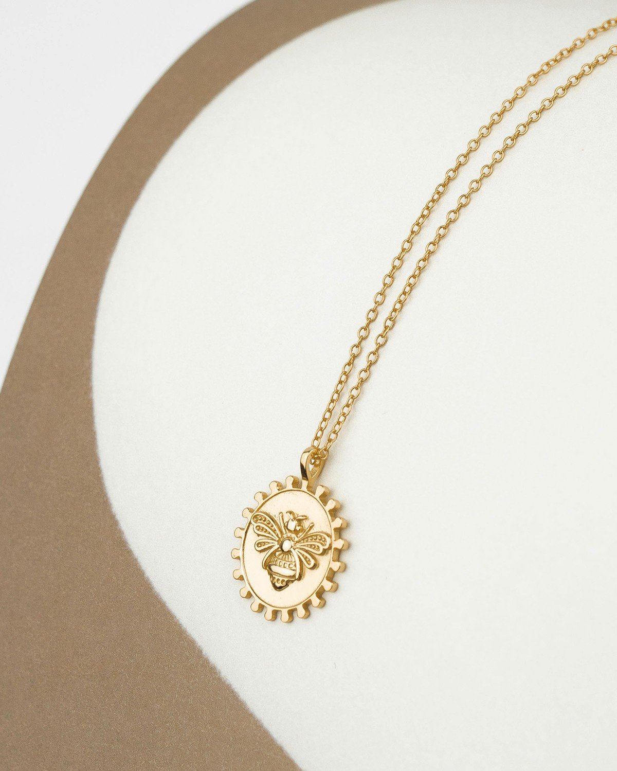 Bee medallion gold