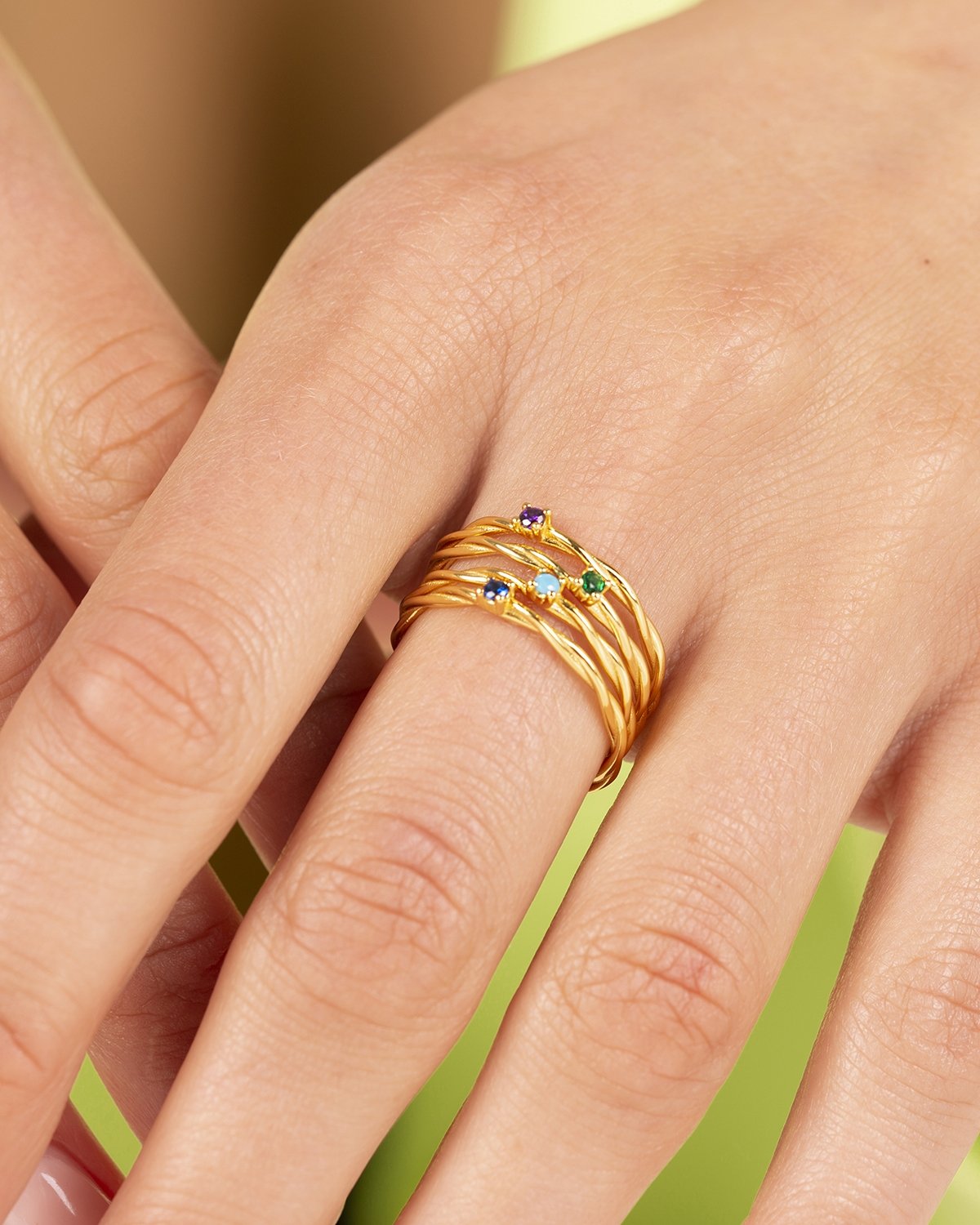 Turquoise solitaire gold